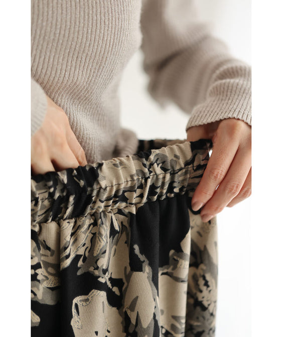 アーティスティックな花のティアードミディアムスカート