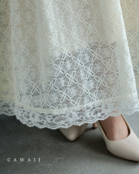 優雅に広がる白花レースロングスカート