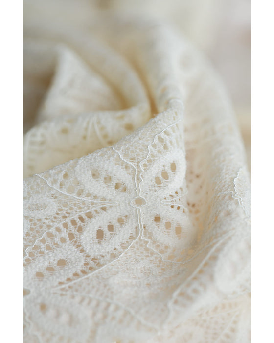 優雅に広がる白花レースロングスカート