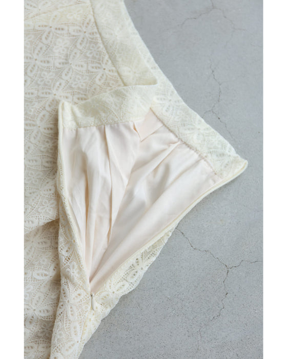 優雅に広がる白花レースロングスカート