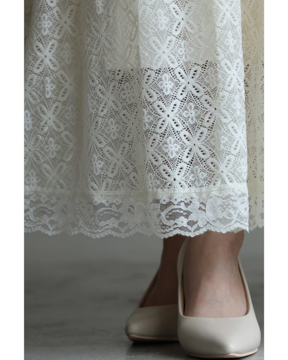 優雅に広がる白花レースロングスカート