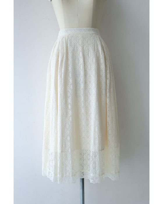 優雅に広がる白花レースロングスカート