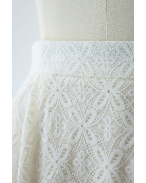 優雅に広がる白花レースロングスカート