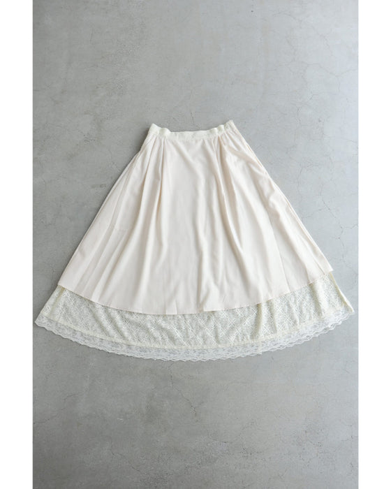 優雅に広がる白花レースロングスカート