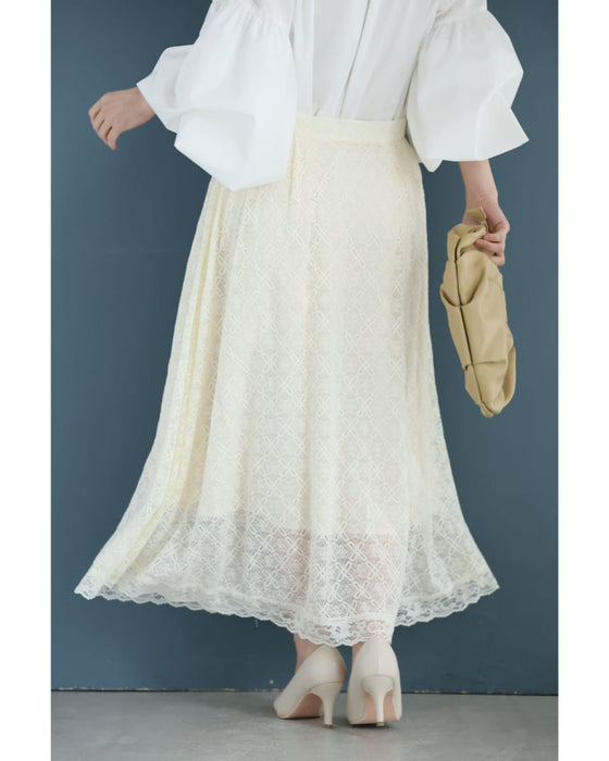 優雅に広がる白花レースロングスカート