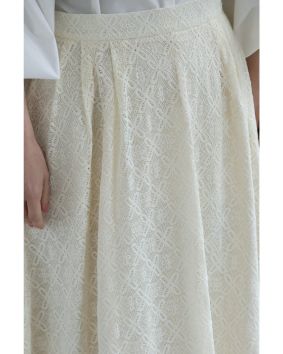 優雅に広がる白花レースロングスカート