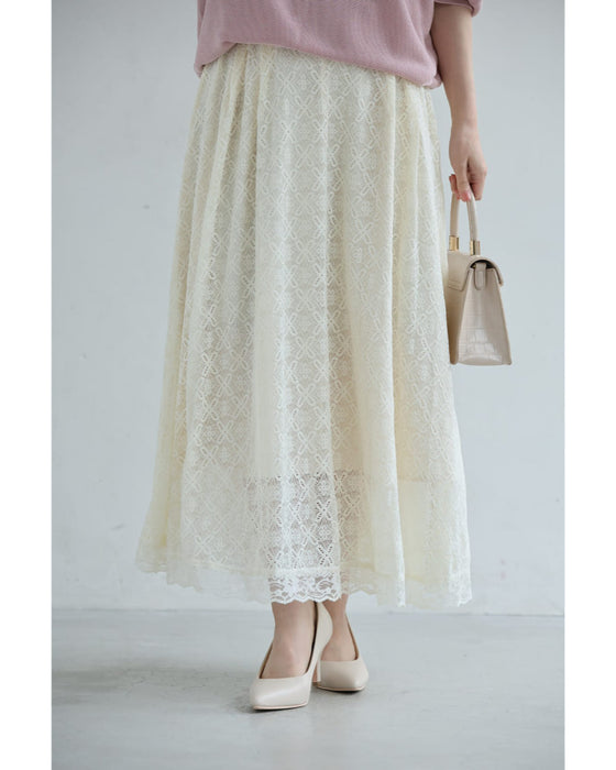 優雅に広がる白花レースロングスカート