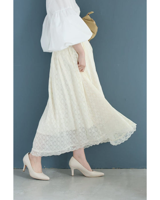 優雅に広がる白花レースロングスカート