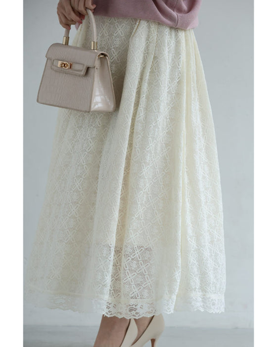 優雅に広がる白花レースロングスカート