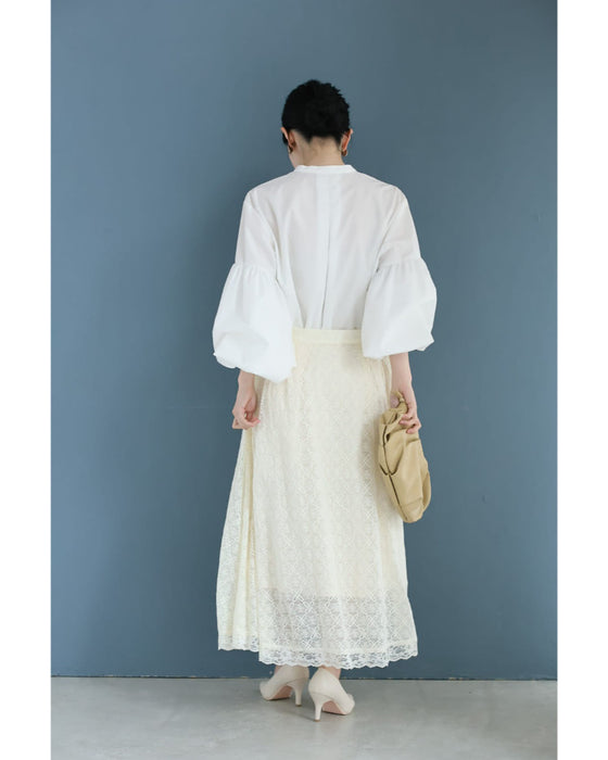 優雅に広がる白花レースロングスカート