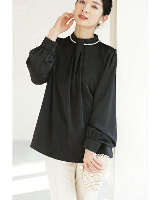 (ネックレス付き)首元に輝くパールネックレスのフロントタック艶ブラウストップス