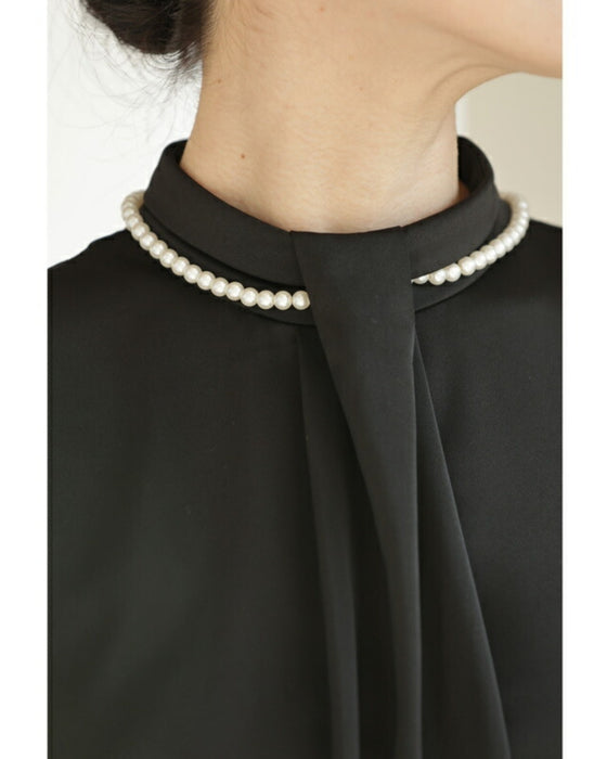 (ネックレス付き)首元に輝くパールネックレスのフロントタック艶ブラウストップス