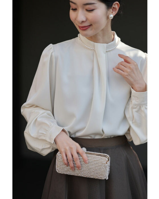 (ネックレス付き)首元に輝くパールネックレスのフロントタック艶ブラウストップス