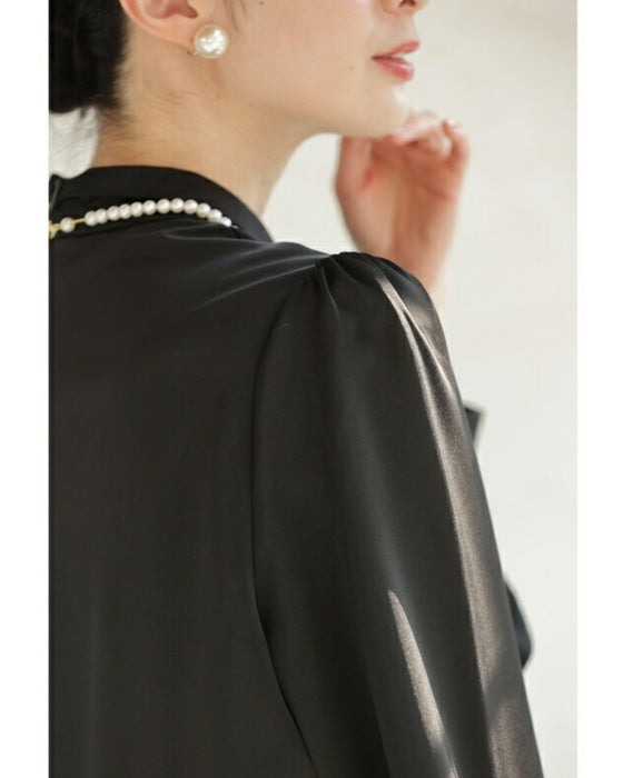 (ネックレス付き)首元に輝くパールネックレスのフロントタック艶ブラウストップス