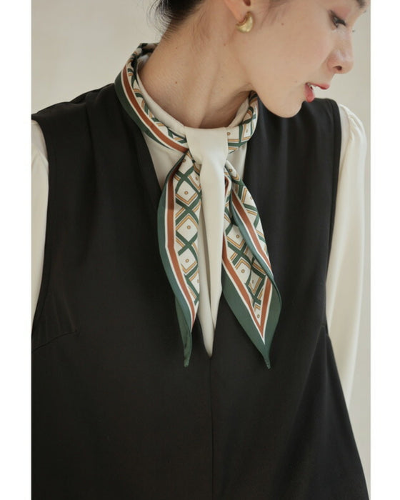 (ネックレス付き)首元に輝くパールネックレスのフロントタック艶ブラウストップス