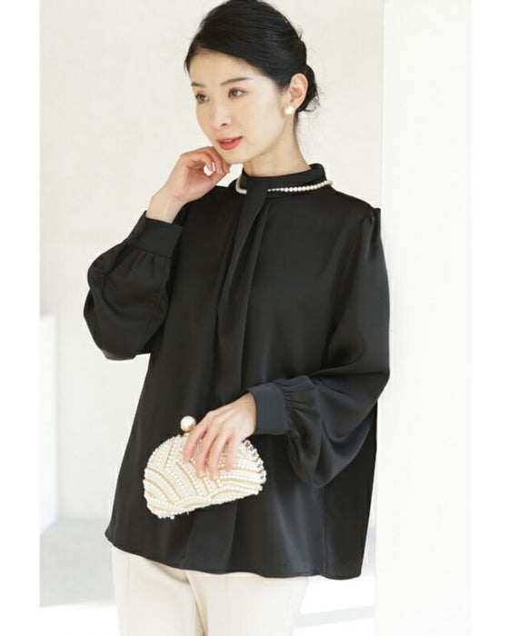 (ネックレス付き)首元に輝くパールネックレスのフロントタック艶ブラウストップス