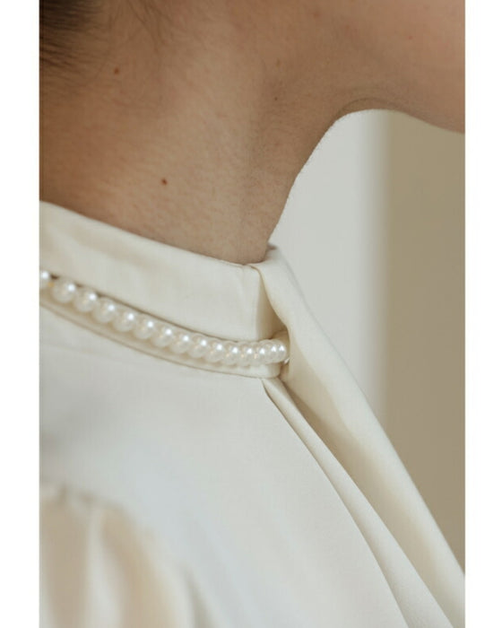 (ネックレス付き)首元に輝くパールネックレスのフロントタック艶ブラウストップス