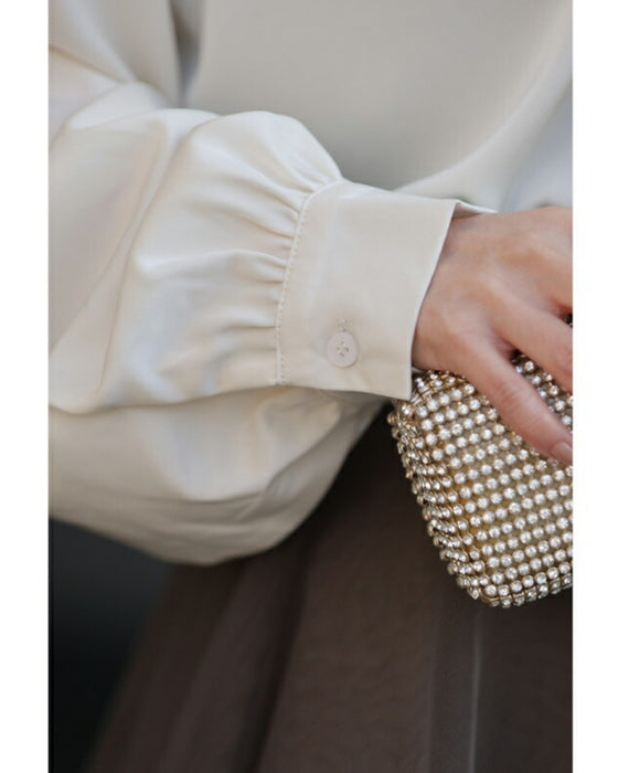 (ネックレス付き)首元に輝くパールネックレスのフロントタック艶ブラウストップス