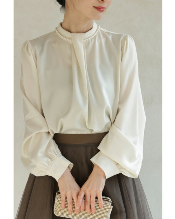 (ネックレス付き)首元に輝くパールネックレスのフロントタック艶ブラウストップス