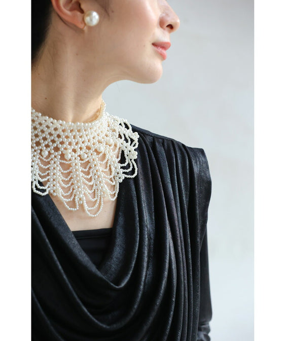 (コサージュ付き)重なるカバードレープの艶カットソートップス