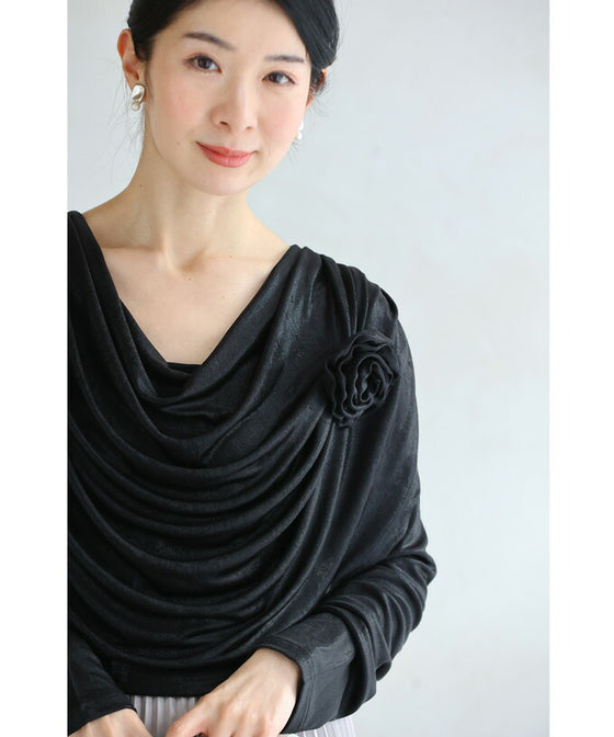 (コサージュ付き)重なるカバードレープの艶カットソートップス
