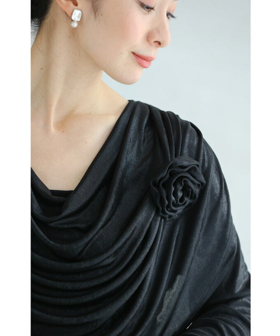 (コサージュ付き)重なるカバードレープの艶カットソートップス