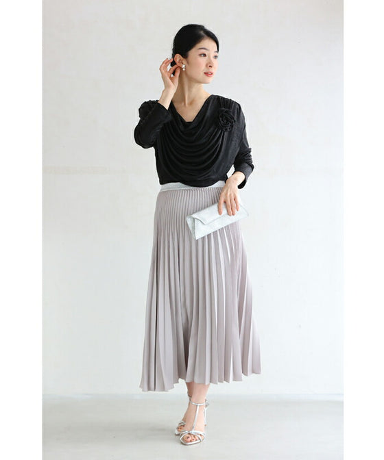 (コサージュ付き)重なるカバードレープの艶カットソートップス