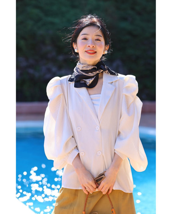 ふんわりギャザー袖の肩パッド入りブラウス風ジャケット