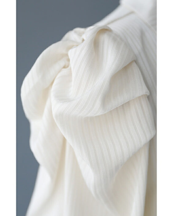 ふんわりギャザー袖の肩パッド入りブラウス風ジャケット