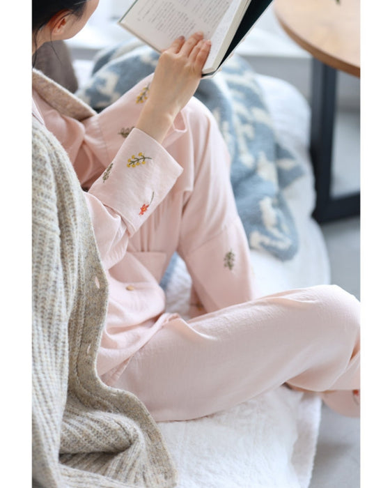 ほっこり可愛い花刺繍のとろみ生地パジャマセット