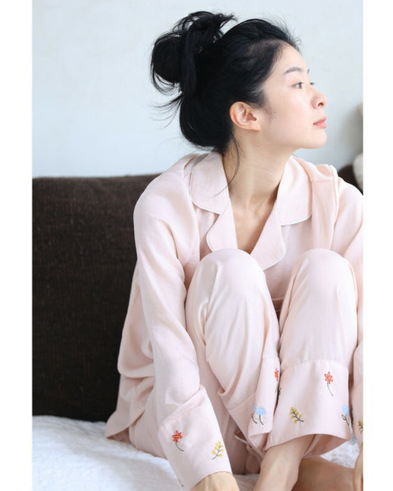 ほっこり可愛い花刺繍のとろみ生地パジャマセット