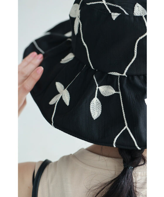 (紐付き)ワイヤー入り白花刺繍ハット