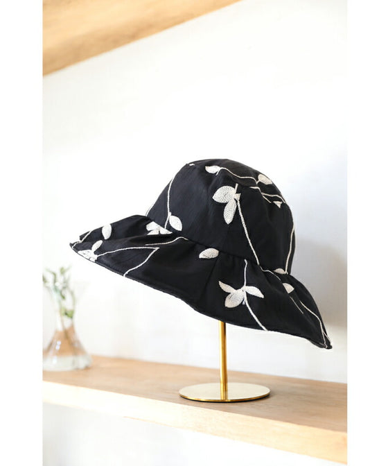 (紐付き)ワイヤー入り白花刺繍ハット