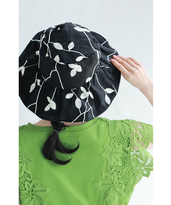 (紐付き)ワイヤー入り白花刺繍ハット