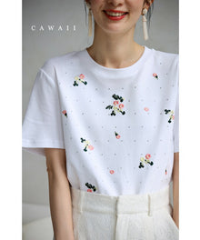  ストーンの煌めき連なる花刺繍のTシャツトップス