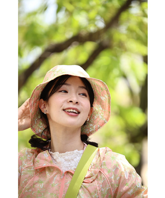 日差しに負けないUVカット素材の淡色花柄ハット
