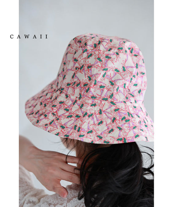 A gorgeous pink floral hat made of UV-cut material that can withstand the sun.