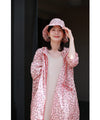 A gorgeous pink floral hat made of UV-cut material that can withstand the sun.