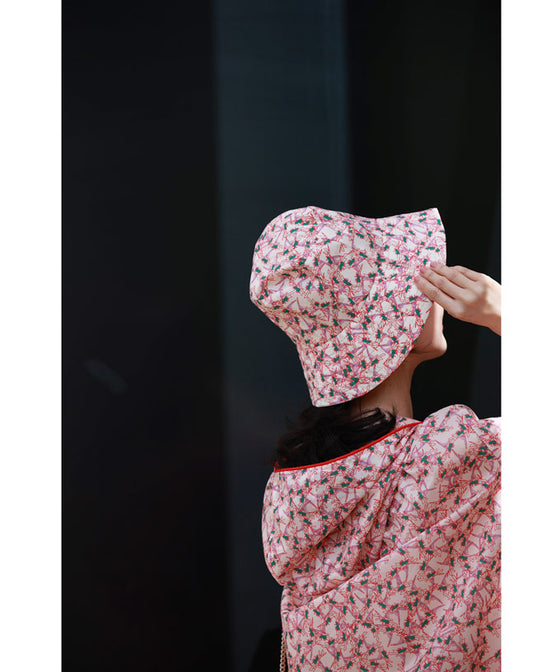 A gorgeous pink floral hat made of UV-cut material that can withstand the sun.