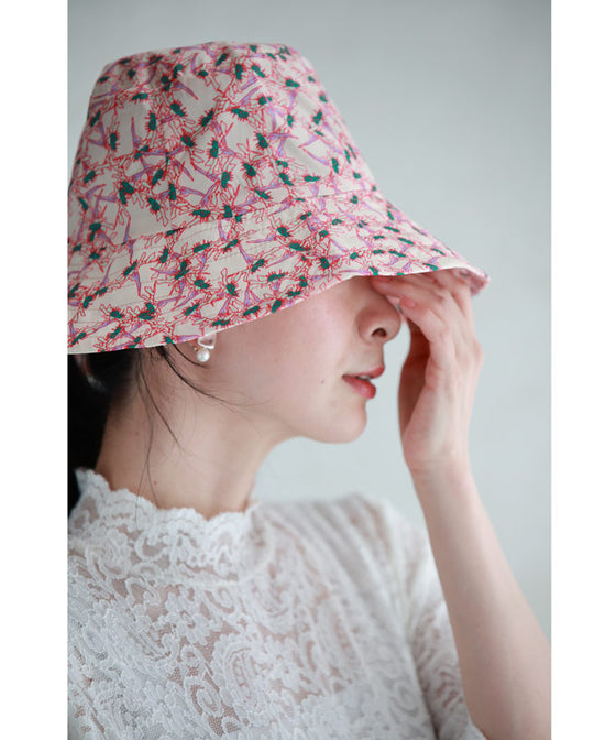 A gorgeous pink floral hat made of UV-cut material that can withstand the sun.