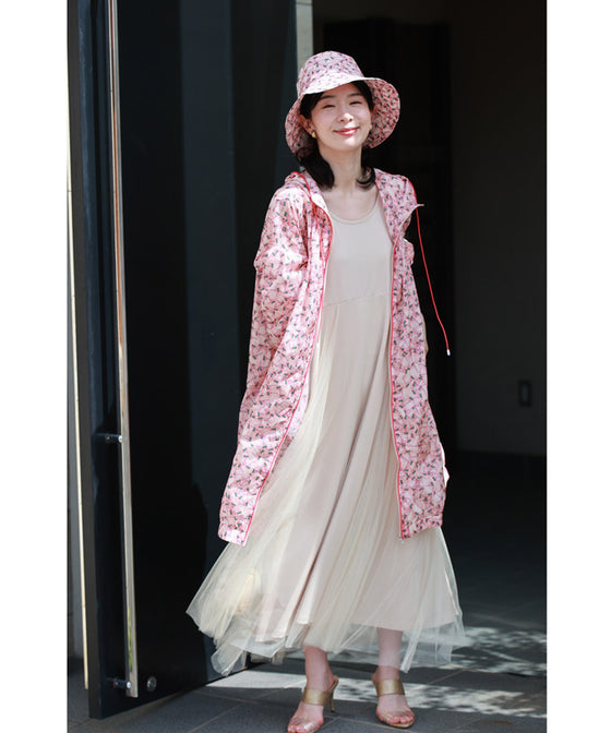 A gorgeous pink floral hat made of UV-cut material that can withstand the sun.