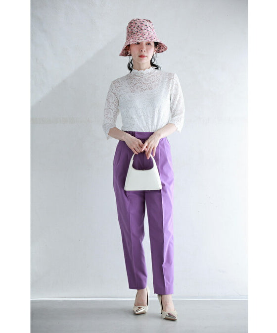 A gorgeous pink floral hat made of UV-cut material that can withstand the sun.