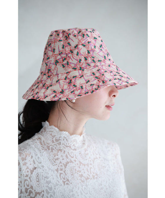 A gorgeous pink floral hat made of UV-cut material that can withstand the sun.