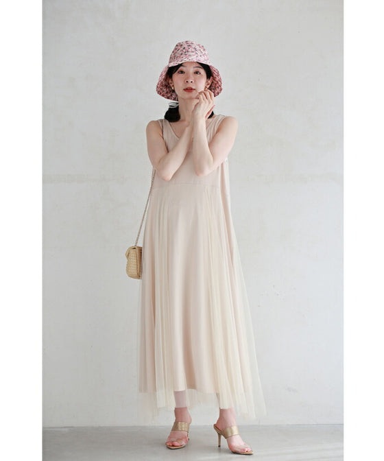 A gorgeous pink floral hat made of UV-cut material that can withstand the sun.