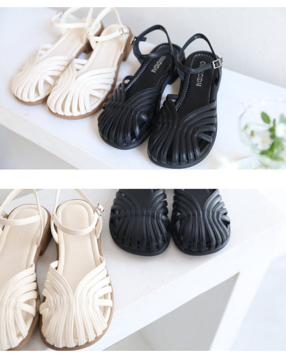 つま先シェルデザインのストラップサンダル