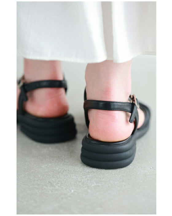 つま先シェルデザインのストラップサンダル