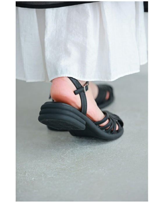 つま先シェルデザインのストラップサンダル