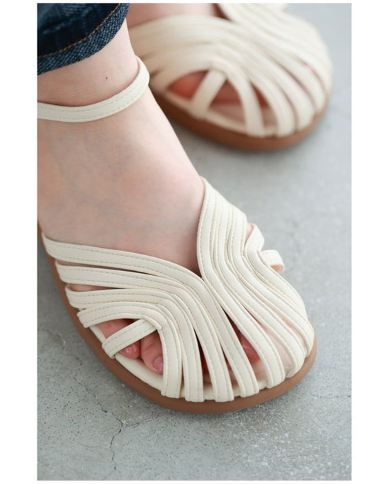 つま先シェルデザインのストラップサンダル