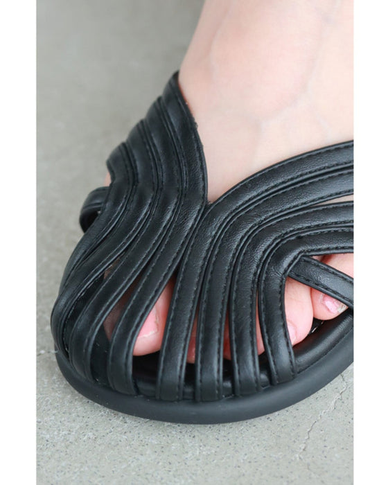 つま先シェルデザインのストラップサンダル