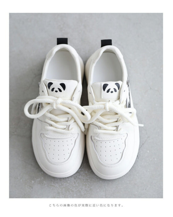 はにかみパンダのスニーカー